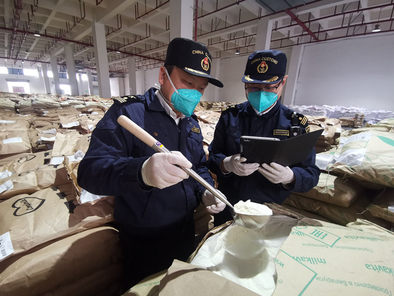 重庆海关关员保障进口民生物资快速通关_看图王_副本.jpg