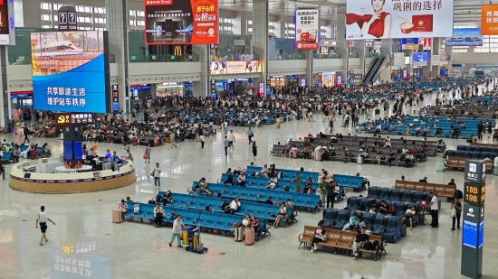 图示：重庆北站候车大厅旅客候车情况_(魏伟_摄)[1](1)_副本.jpg