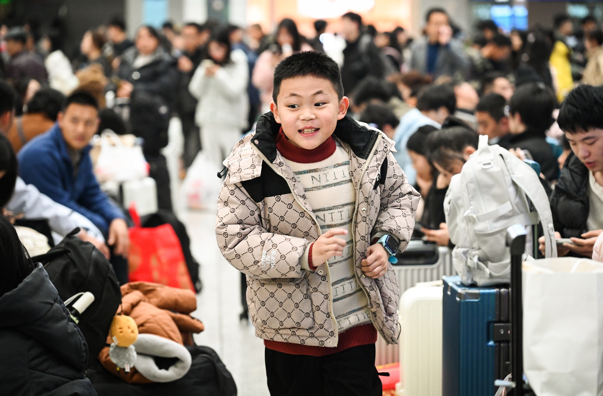 1.候车厅内快乐的小孩 （汪彦彤 摄）_副本.jpg