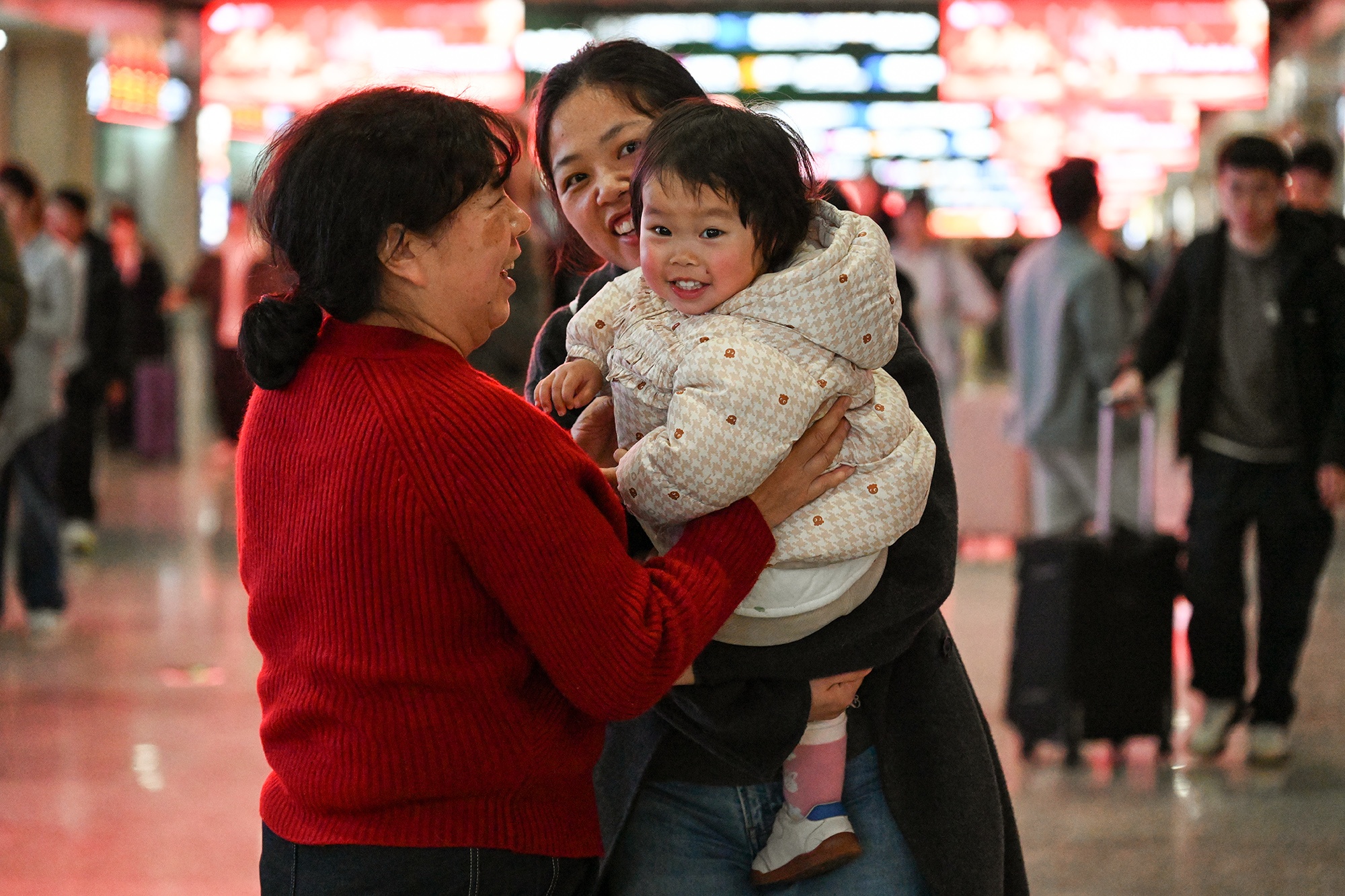2.出站口相聚的亲人（汪彦彤 摄）_副本.jpg